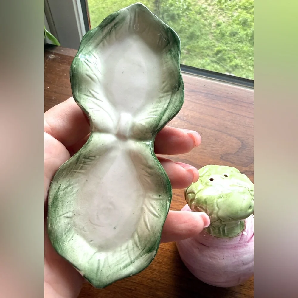 Fitz and Floyd Vintage Ceramic Vegetable (Radish/Turnip) Salt and Pepper Shakers - Picture 7 of 10